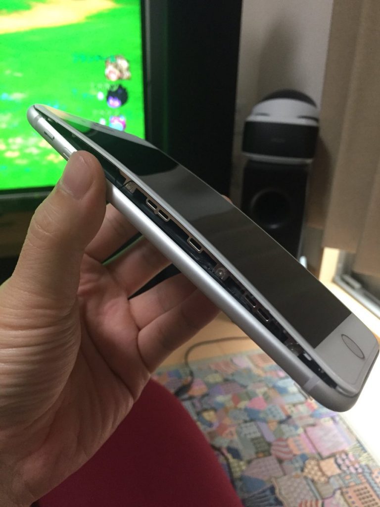 Apple Investigating Iphone 8 Swollen Battery Claims Dkeyq7jumaiwcwn