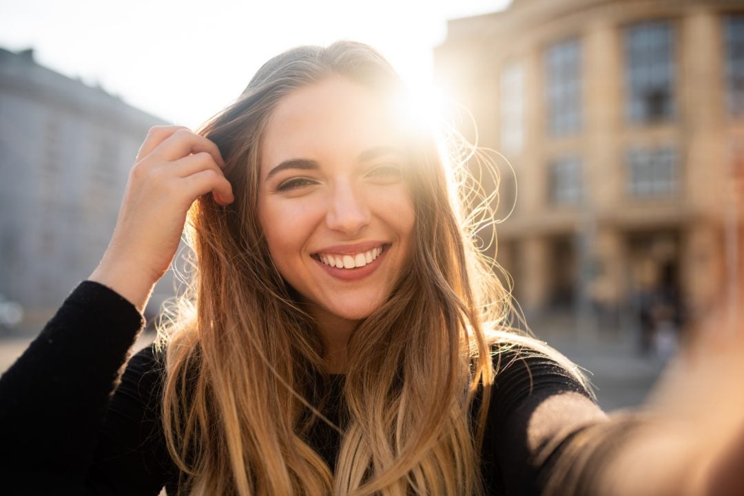 628b566d52d7d3705d2291fc 11 best selfie poses scaled