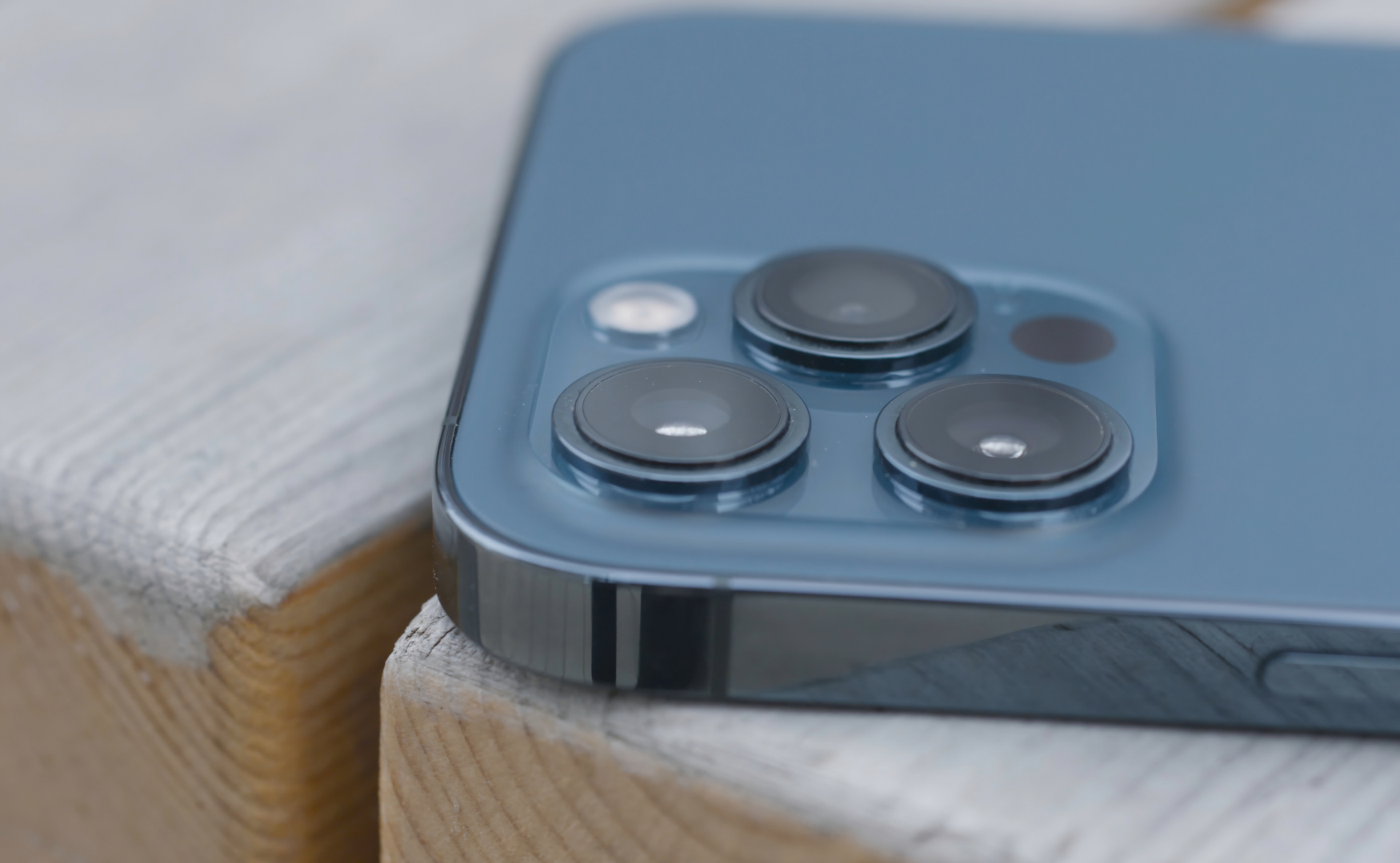 Iphone 13 pro colours: sierra blue close up on desk
